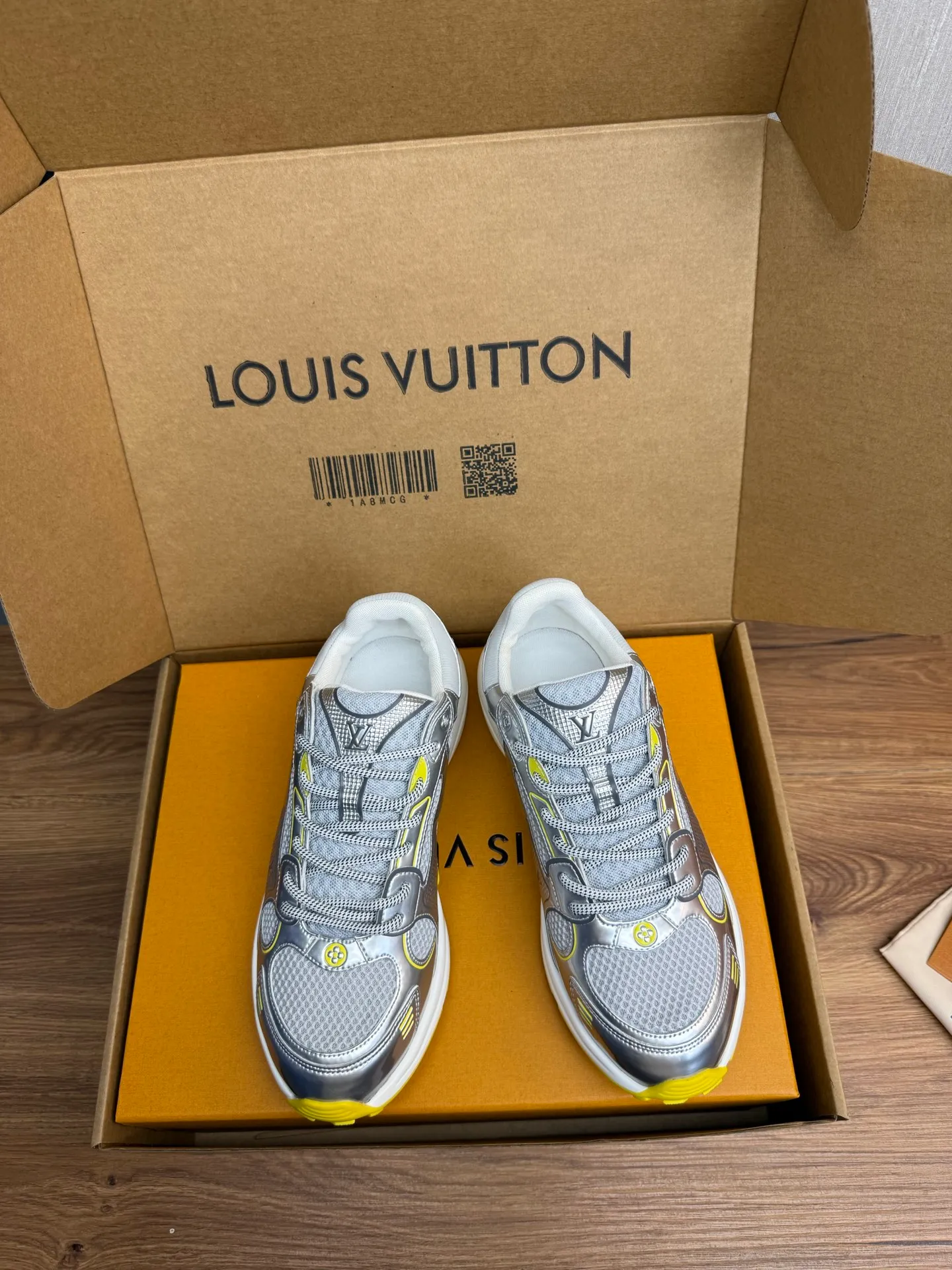 Men's shoes 💰600💰 🌈LV | Louis Vuitton 2025𝐬𝐬 🧡💚2025 spring and summer new style top version‼ ️The original version is the same. The counter specializes in the latest casual shoes. Hard goods are new🆕 🔥🔥🔥Top version: Couple model LV Louis Vuitton L House Donkey brand The latest Olympia series Couple model Silver Horn King Casual sneakers Running shoes This LV Olympia sneaker combines mesh fabric and metallic synthetic leather and other technical fabrics to reinterpret the classic running shoe design with a neat and simple design. Lightweight EVA outsole provides a stretchy fit. Rich details such as Monogram embossing and LV letters establish recognition. Exquisite packaging at the delivery counter 🛍📦 ▪️Fabrics: Original imported technical fabric + mesh ▪️Inner lining: Original customized breathable mesh ▪️Sole: Original molded rubber foam material ▪️Sole thickness: 3.5CM ▪️Size: 35--45 (customized for women 40 and men 45)